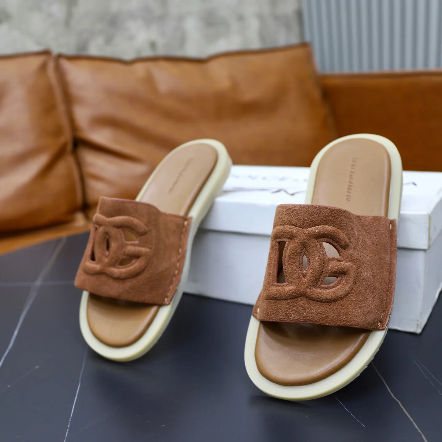 Ex-factory price: 340💰🙅‍♂️🙅‍♂️🙅‍♂️ Brand: DG Standard code: 38-44 (45 customized) Grade: Same as the official website Material: Original leather design Original lightweight wear-resistant molded outsole Style category: Men's fashion sandals Distinguished luxury brand elements Top luxury Color: Actual picture color